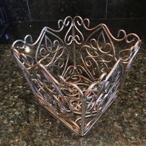 Like New! Southern Living Wrought Iron Basket